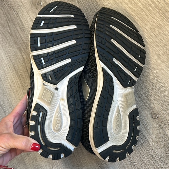 Men’s Brooks running shoe 12 - Picture 4 of 5